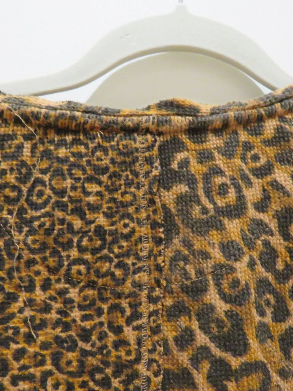 ANTHROPOLOGIE PILCRO Split Neck Waffle Leopard Print Top Small Mob Wives Casual - Picture 10 of 12